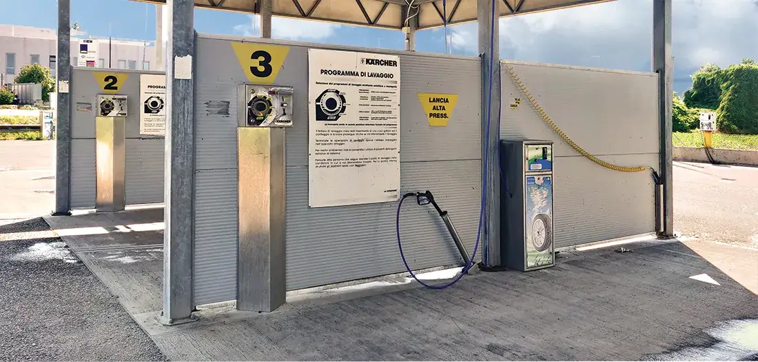 Autolavaggio a Rovigo prima del rifacimento dei cartelli